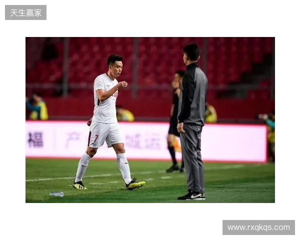 飞踹座椅染红！玉昆官方：门将教练米克尔造成恶劣影响，罚款2万
